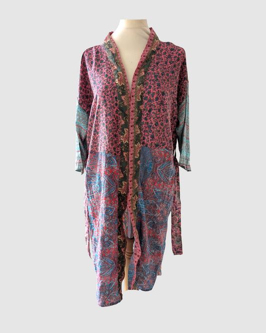 Kort silke kimono fra kvindekooperativet i Indien - Aura