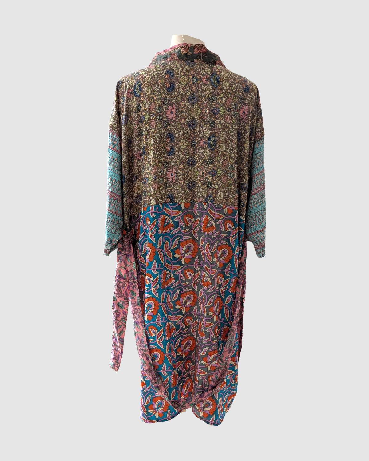 Kort silke kimono fra kvindekooperativet i Indien - Aura