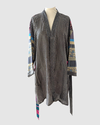 Kort silke kimono fra kvindekooperativet i Indien - Yvonne