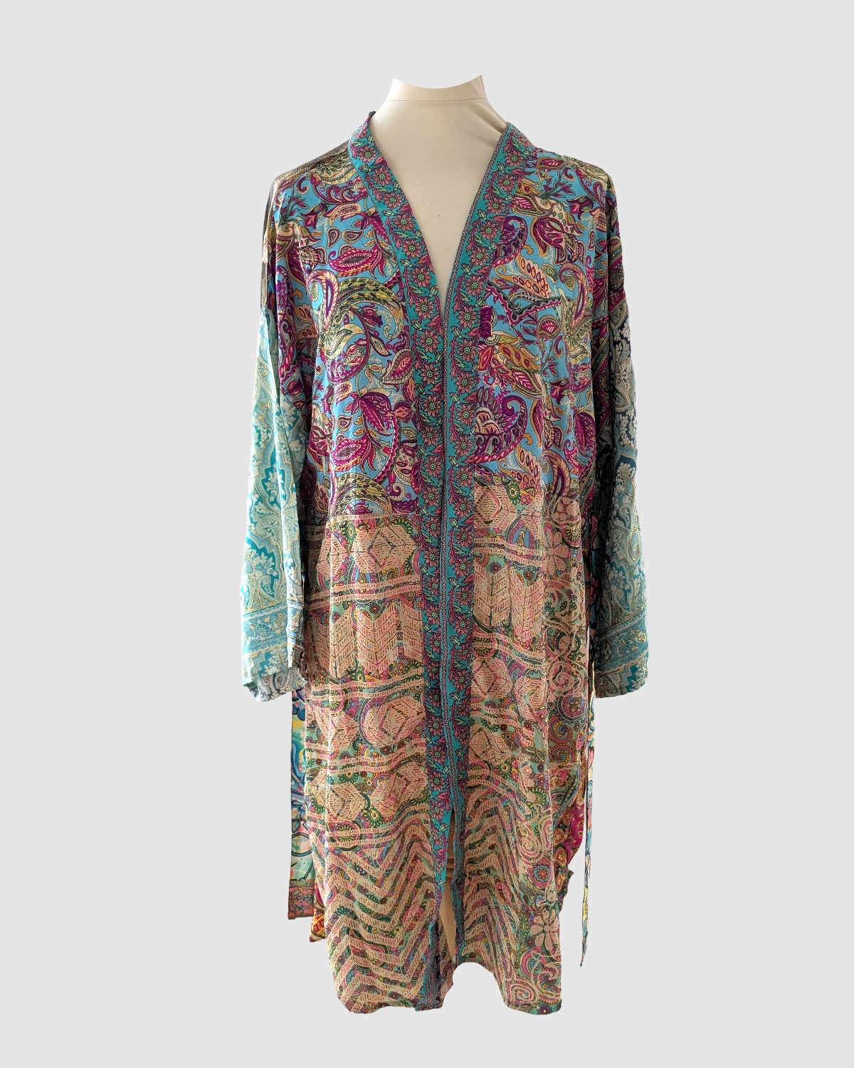 Kort silke kimono fra kvindekooperativet i Indien - Kia