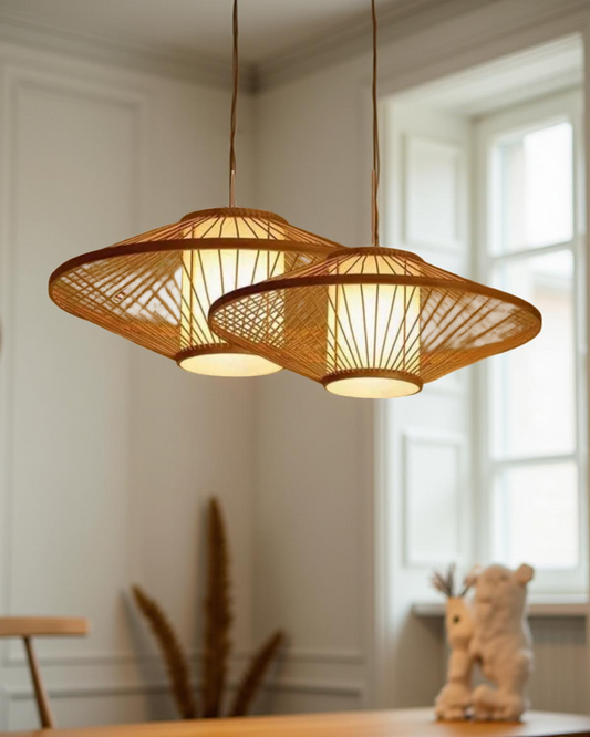 Håndflettet asiatisk loftlampe af genbrugsbambus – skaber flot og varmt lys, unik og bæredygtig
