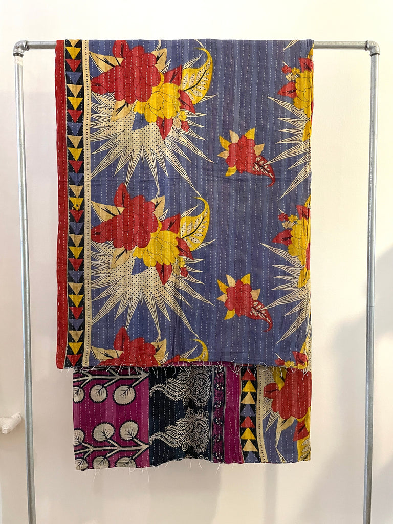 Håndlavet vendbart kantha tæppe af upcycled tekstilrester