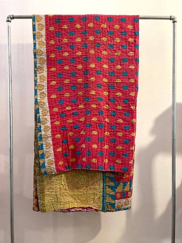 Håndlavet vendbart kantha tæppe af upcycled tekstilrester
